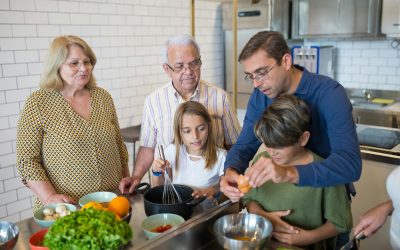 drei Generationen kochen gemeinsam in einer Küche